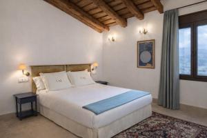 a bedroom with a large bed and a large window at Casa Malinalco Hotel Boutique & Restaurante in Sotosalbos +43 photos