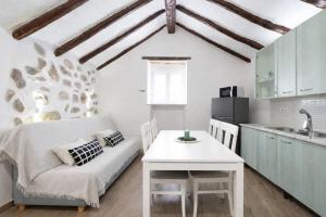 a kitchen with a couch and a table in a room at Canary House in Ingenio
