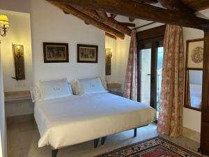 a bedroom with a large bed in a room at Casa Malinalco Hotel Boutique & Restaurante in Sotosalbos