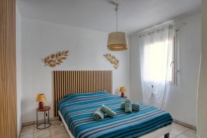 a bedroom with a bed with two towels on it at Superbe Villa, 4 chambres, parking, garage et piscine in Genas +23 photos