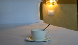 een kopje op tafel met een lepel erin bij The Talent Hotel in Rome