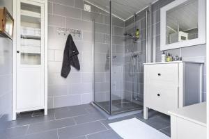 a bathroom with a shower with a glass door at Trekanthytte in Moss