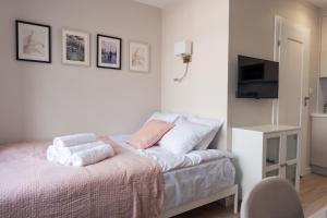 a bedroom with a bed with towels on it at Apartament Daisy Pszczyna Centrum in Pszczyna