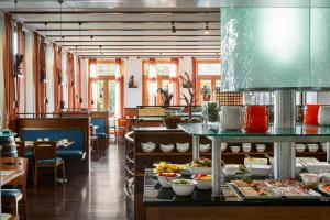 a restaurant with a buffet line with food on display at Hotel Remarque in Osnabrück