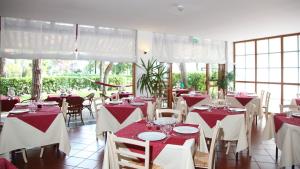 A restaurant or other place to eat at Hotel Friuli