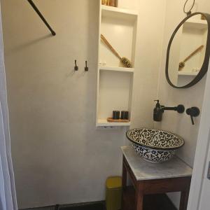 a bathroom with a sink and a mirror at Appartement B&B Boskoop in Boskoop +5 photos