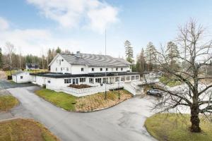 a large white house sitting on top of a street at Heia Hotell in Våler i Solør