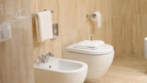 een badkamer met een wit toilet en een wastafel bij The Talent Hotel in Rome +30 foto's