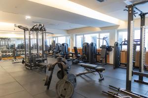 ein Fitnessstudio mit vielen Laufbändern und Geräten in der Unterkunft Hollywood Hotel in Sarajevo