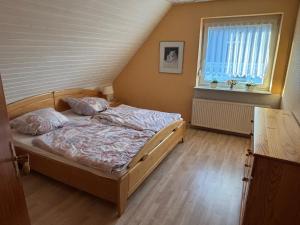 a bedroom with a bed and a window at Gemütliche Ferien oder Monteurs Wohnung in Wallsbüll