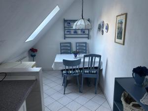 a kitchen and dining room with a table and chairs at Gemütliche Ferien oder Monteurs Wohnung in Wallsbüll