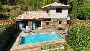a backyard with a pool and a house at Les Brugas de Camias in Saint-André-de-Majencoules