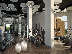 un gimnasio con varias cintas de correr y máquinas de cardio en Breathless Riviera Cancun Resort & Spa - Adults Only - All inclusive, en Puerto Morelos