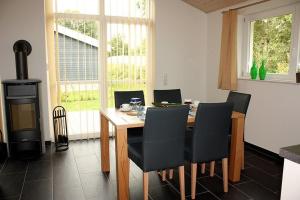a kitchen with a table with chairs and a stove at Ferienhaus Grafschafter Perle in Nordhorn