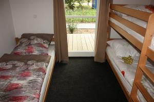 two bunk beds in a room with a window at Ferienhaus Grafschafter Perle in Nordhorn