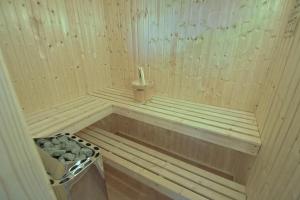 a sauna with a bucket and a trash can in it at Ferienhaus Luan in Nordhorn