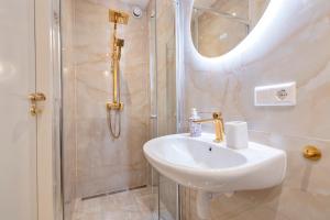 a bathroom with a sink and a shower at Studio Oak & Studio Linde in Aerdenhout +20 photos