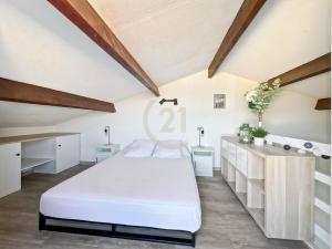 a bedroom with a large white bed in a room at Duplex T2 - Madonna di a Sarra in Calvi
