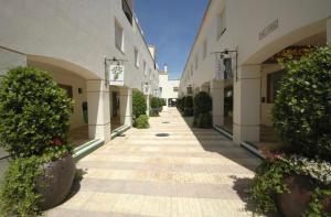 an empty alley between two buildings with plants at Bellaluz 18-16 La Manga Club in Atamaría