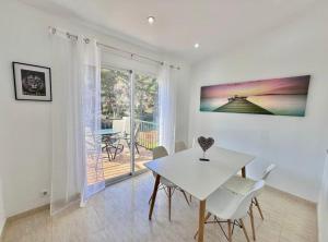a white dining room with a white table and chairs at Bellaluz 18-16 La Manga Club in Atamaría