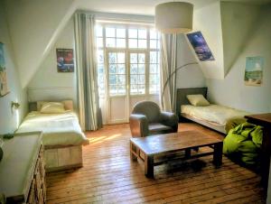 a living room with a couch and a table at Au Bonheur des Voyageurs, 30' de Paris in Villennes-sur-Seine