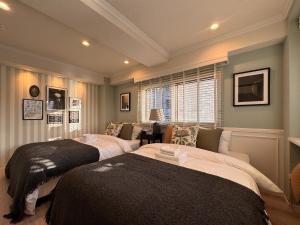 a bedroom with two beds and a couch at LinksHotel高円寺 in Tokyo