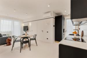a kitchen and living room with a table and chairs at Magnolia Studio Appartamento Marina di Carrara in Marina di Carrara