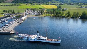 a group of people on a boat in the water at Idylliske Evjua ved Mjøsa in Skreia