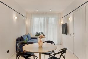 a living room with a table and chairs and a couch at Magnolia Studio Appartamento Marina di Carrara in Marina di Carrara