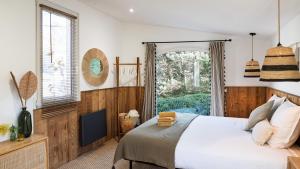 a bedroom with a bed and a window at Le Pavillon - Les Lodges de Praly in Les Ollières-sur-Eyrieux