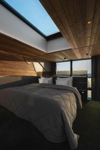 a bedroom with a large bed with a large window at Jänkä Resort in Äkäslompolo