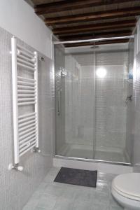 a bathroom with a glass shower and a toilet at Le querce di mamre in Passaggio Di Assisi +36 photos