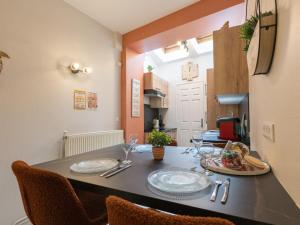 a dining room with a table with plates on it at Maison 2 chambres avec bureau - Proche gare in Saint-Omer