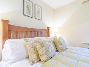 a bedroom with a bed with white sheets and pillows at 2 Bed in Skipton oc-79093 in Skipton
