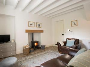 a living room with a couch and a fireplace at 2 Bed in Leyburn oc-75441 in West Burton
