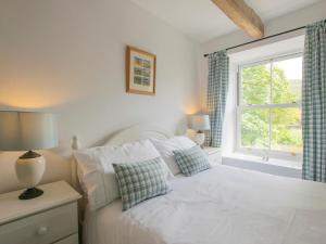 a bedroom with a white bed with a window at 2 Bed in Leyburn oc-75441 in West Burton