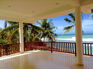 Un balcon sau o terasă la Savenrose Beach Villa