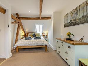 a bedroom with a large bed and a dresser at 3 Bed in Salisbury oc-66130 in Redlynch