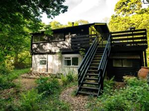 an old house with a staircase leading up to it at 3 Bed in Brockenhurst oc-47431 in Beaulieu