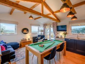 a living room with a pool table at 2 Bed in Leyburn oc-91102 in Finghall