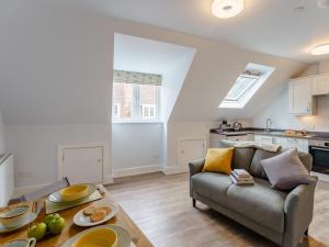 a living room with a couch and a table at 1 Bed in Brockenhurst oc-78730 in Brockenhurst