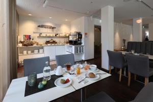 a dining room and kitchen with a table and chairs at Hotel Goldenes Rad in Ulm