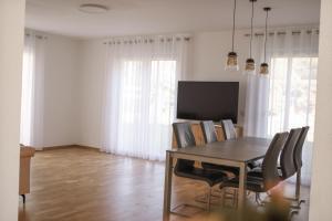 a dining room with a table and chairs at Haus Auf Bulz - Klippeneck in Denkingen