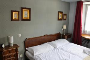 a bedroom with a bed with white sheets and pillows at Hôtel Le Besso - Swiss Romantic Lodge Zinal in Zinal