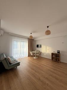 an empty living room with a table and a couch at Arya Thermalis in Baile Felix