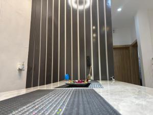 a lobby with a bowl of fruit on the floor at Le ChriShol in Ikuata