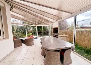 an outdoor dining room with a table and chairs at Chambre avec Salle de Bain Privative in Tarbes