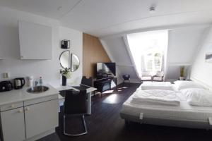 a bedroom with a bed and a sink in a room at Backboard in Tossens