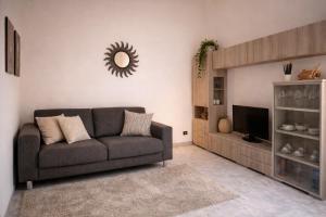 a living room with a couch and a television at Casa vacanza da Paola in Trapani