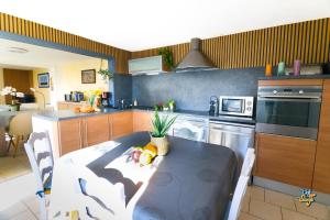 a kitchen with a table and chairs in a room at Côte et Mer in Wissant